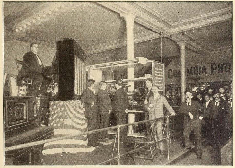 Fred Hylands pounds the piano for the Columbia Phonograph Company. (author’s collection)